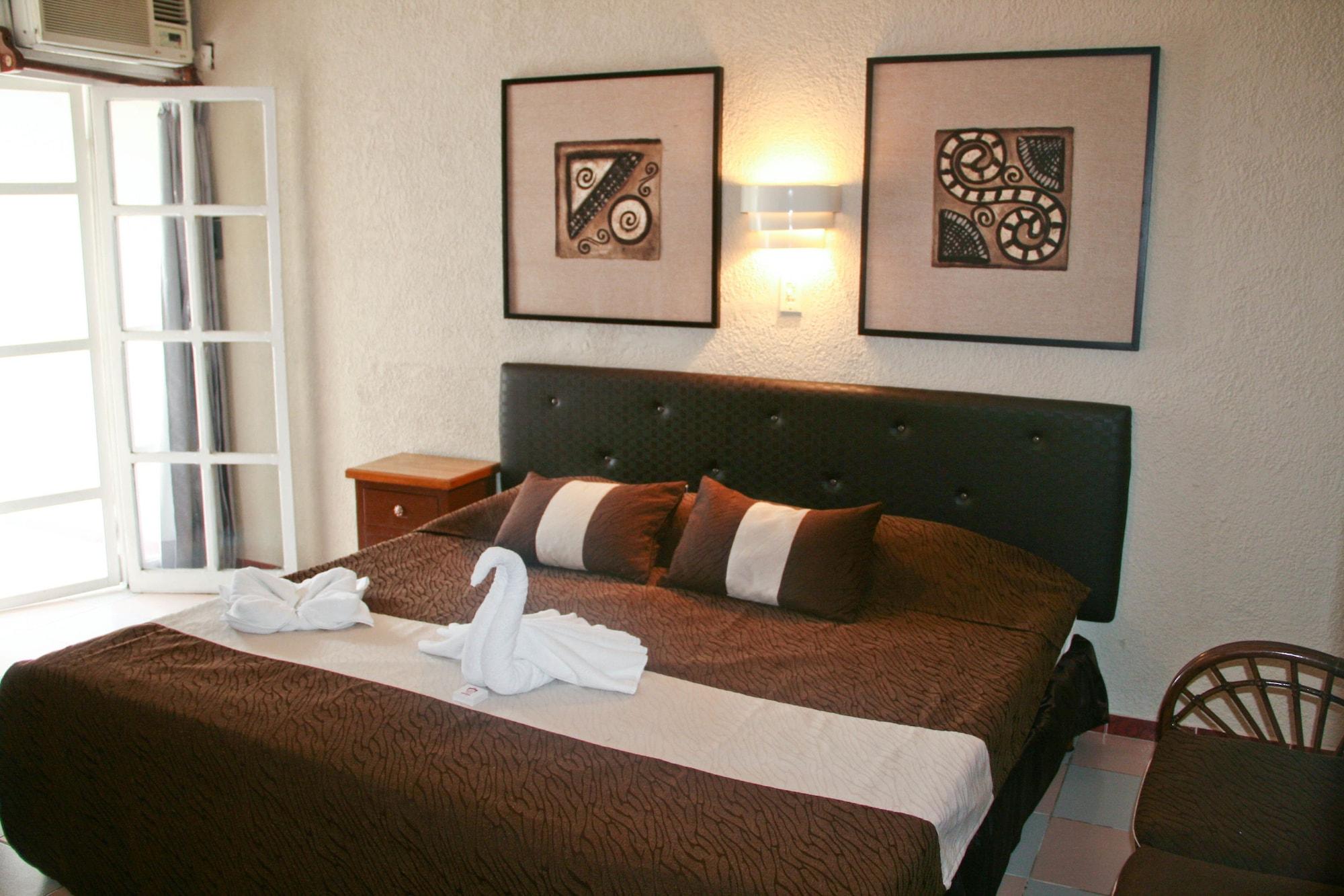 Hotel Maria De La Luz Valladolid  Exteriör bild
