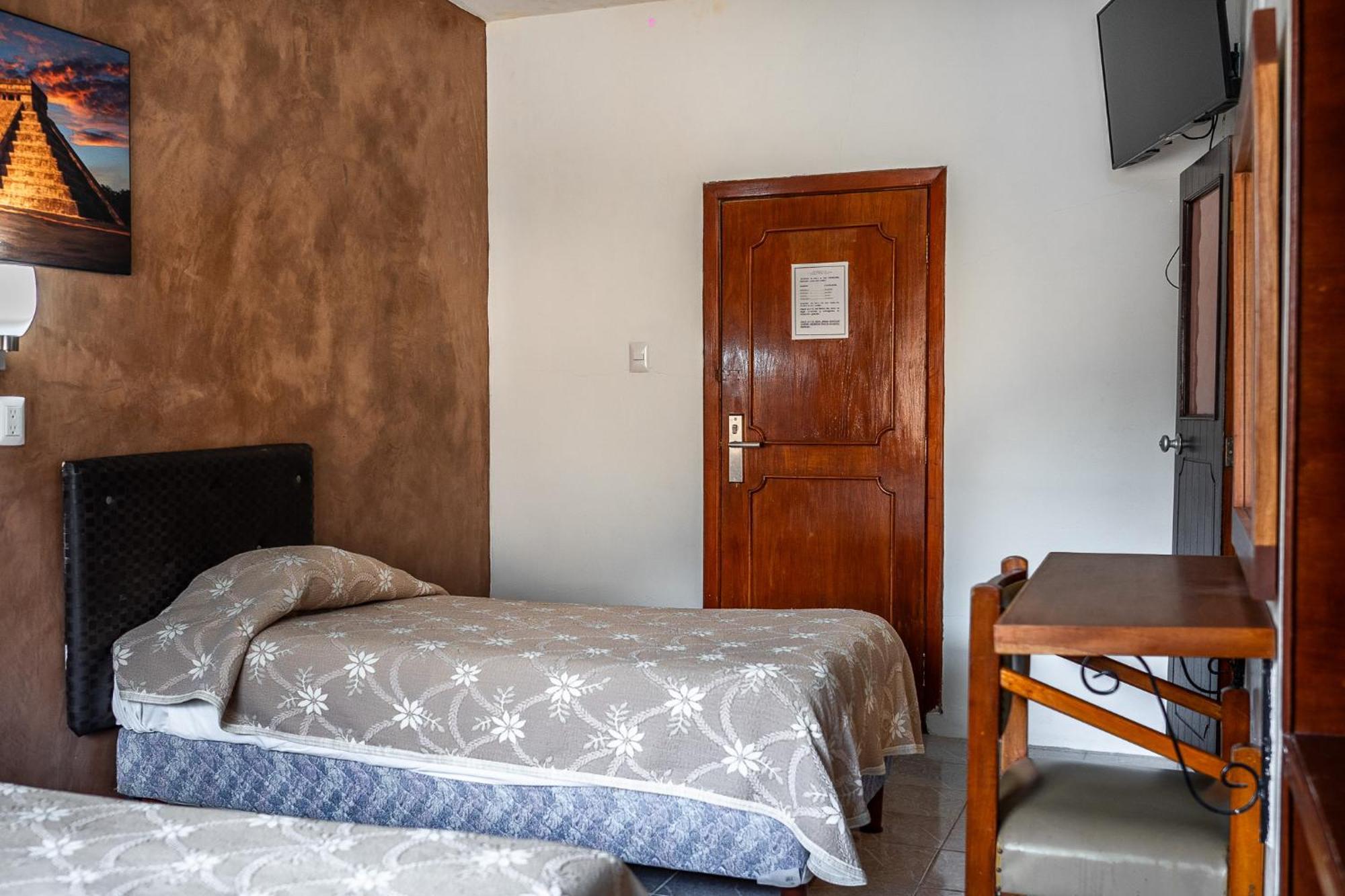 Hotel Maria De La Luz Valladolid  Exteriör bild