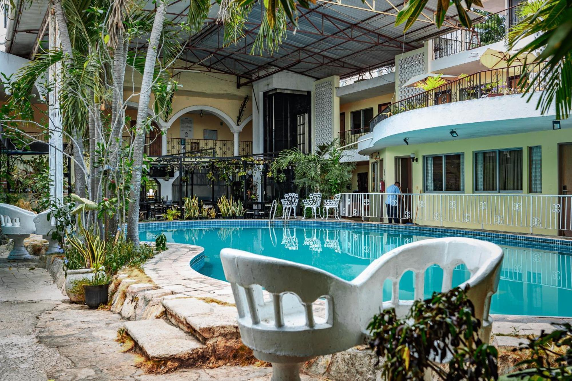 Hotel Maria De La Luz Valladolid  Exteriör bild